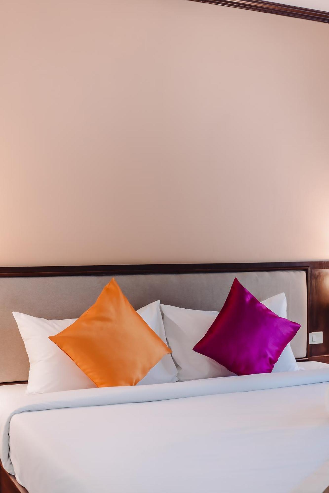 Bauman-Ville Hotel Patong Eksteriør billede